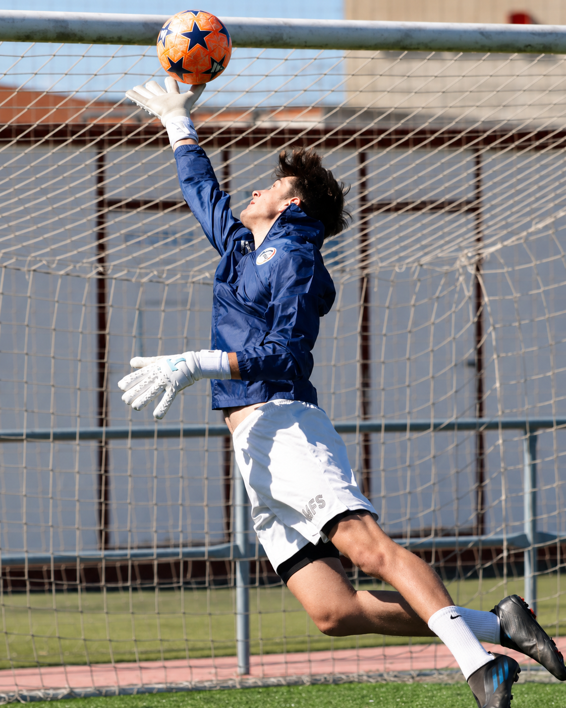 Mateu Farré catching a football mid-air